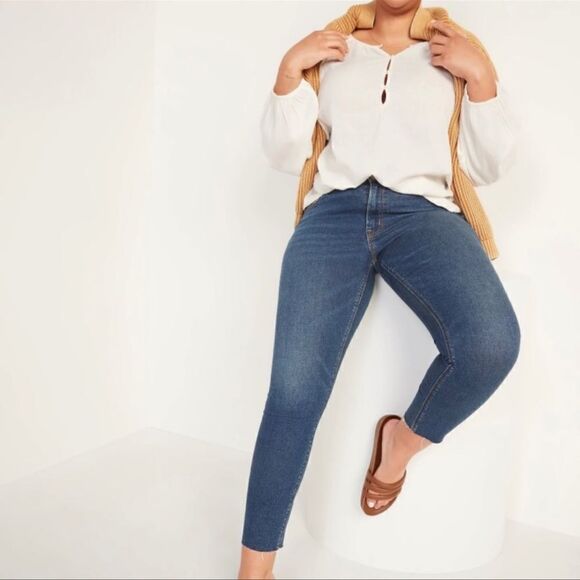 Old Navy Mid-Rise Rockstar Super-Skinny Cut-Off Ankle Jeans NEW Plus Size 26 - Picture 1 of 8